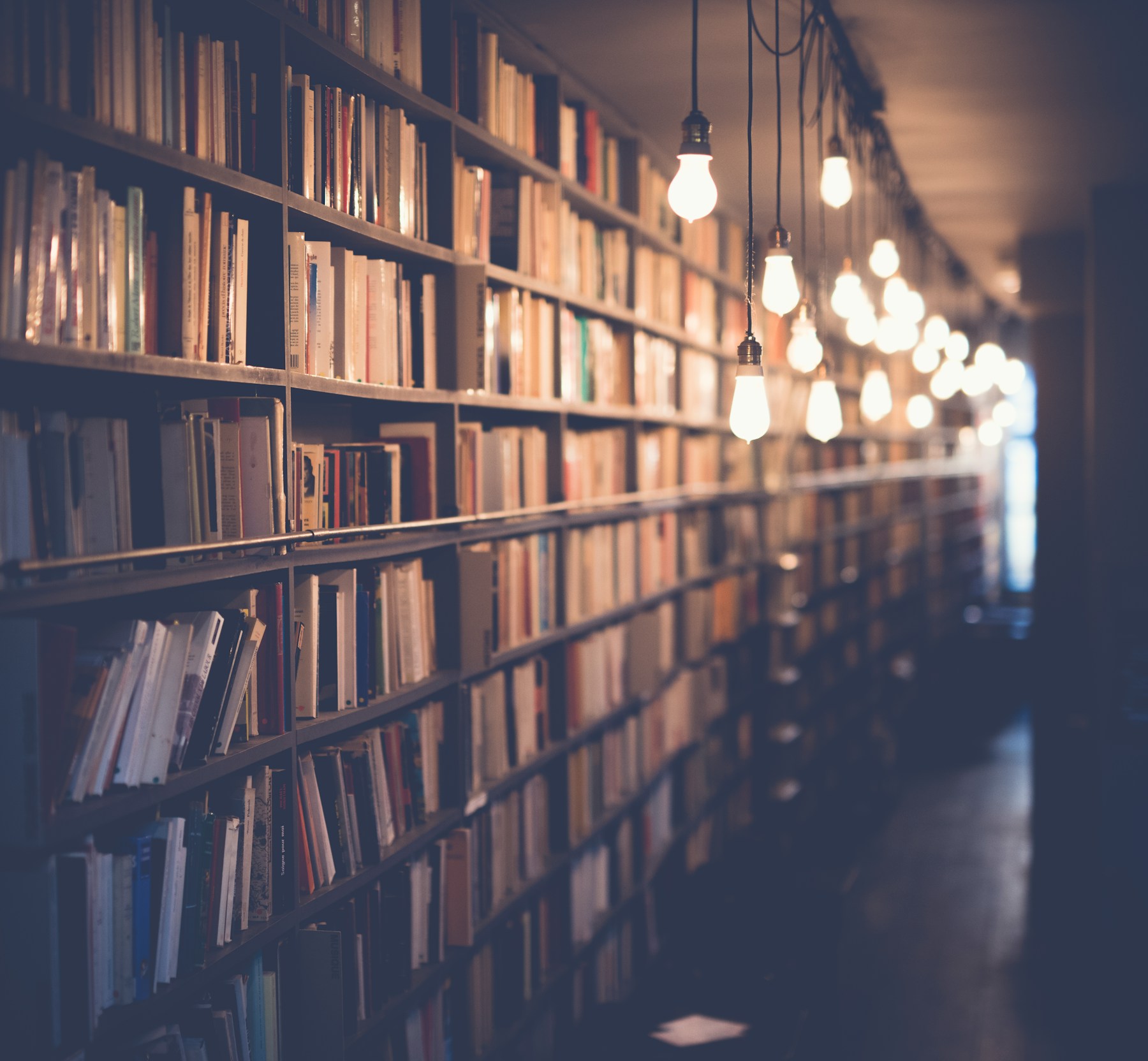 Aufgeschlagene Bücher auf einem Holztisch